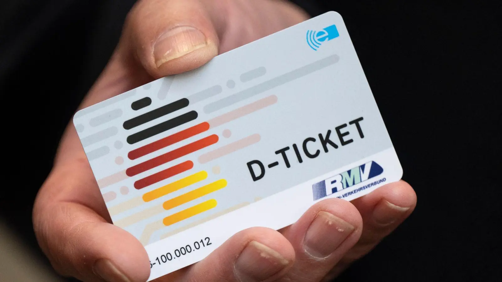 Bleibt das Deutschlandticket auf Dauer bestehen? Die Union hat sich bislang noch nicht festgelegt.  (Foto: Boris Roessler/dpa)