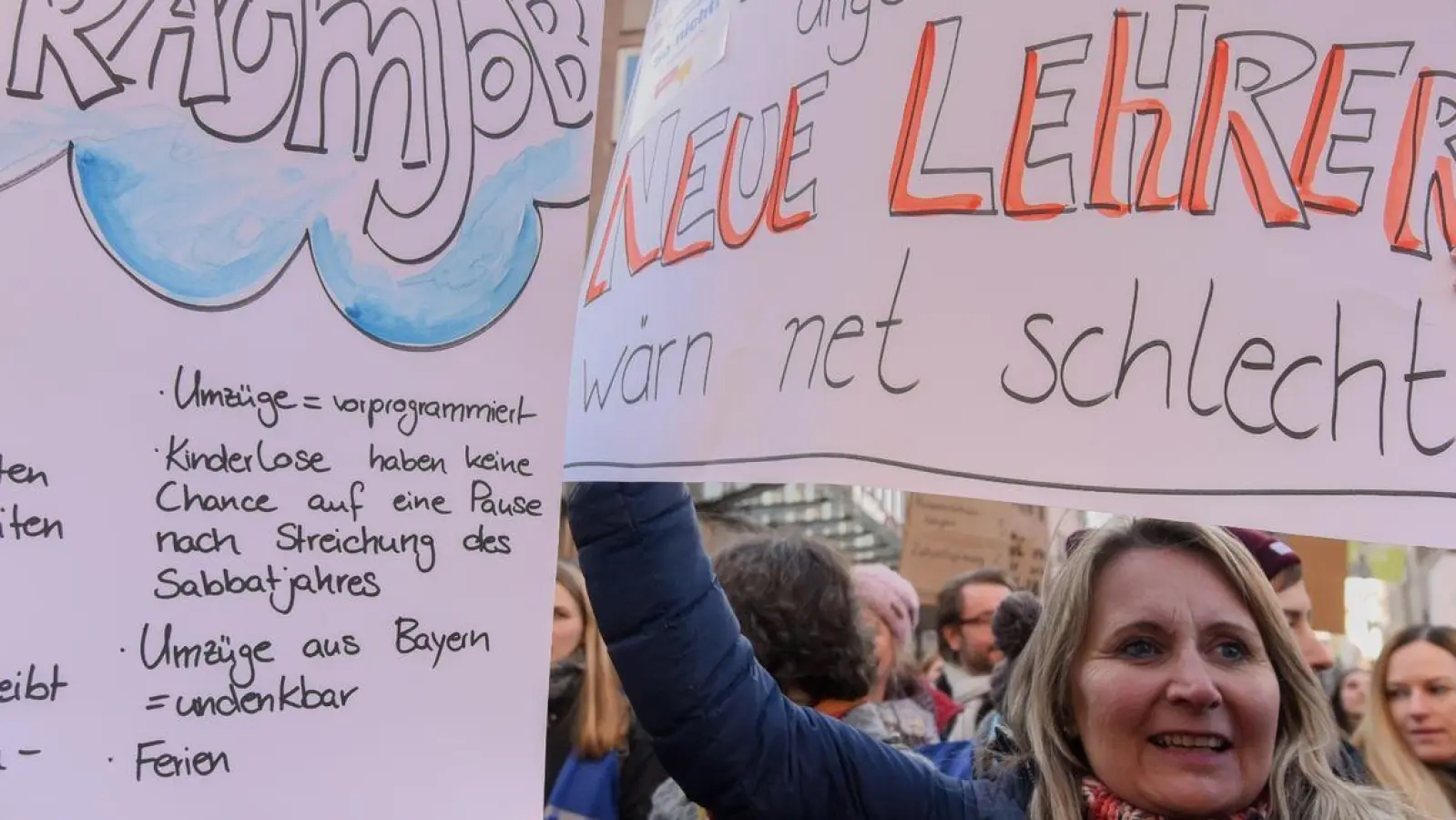 Zahlreiche Menschen nehmen mit Plakaten und Schildern an einer Demonstration teil. (Foto: Nicolas Armer/dpa/Archivbild)