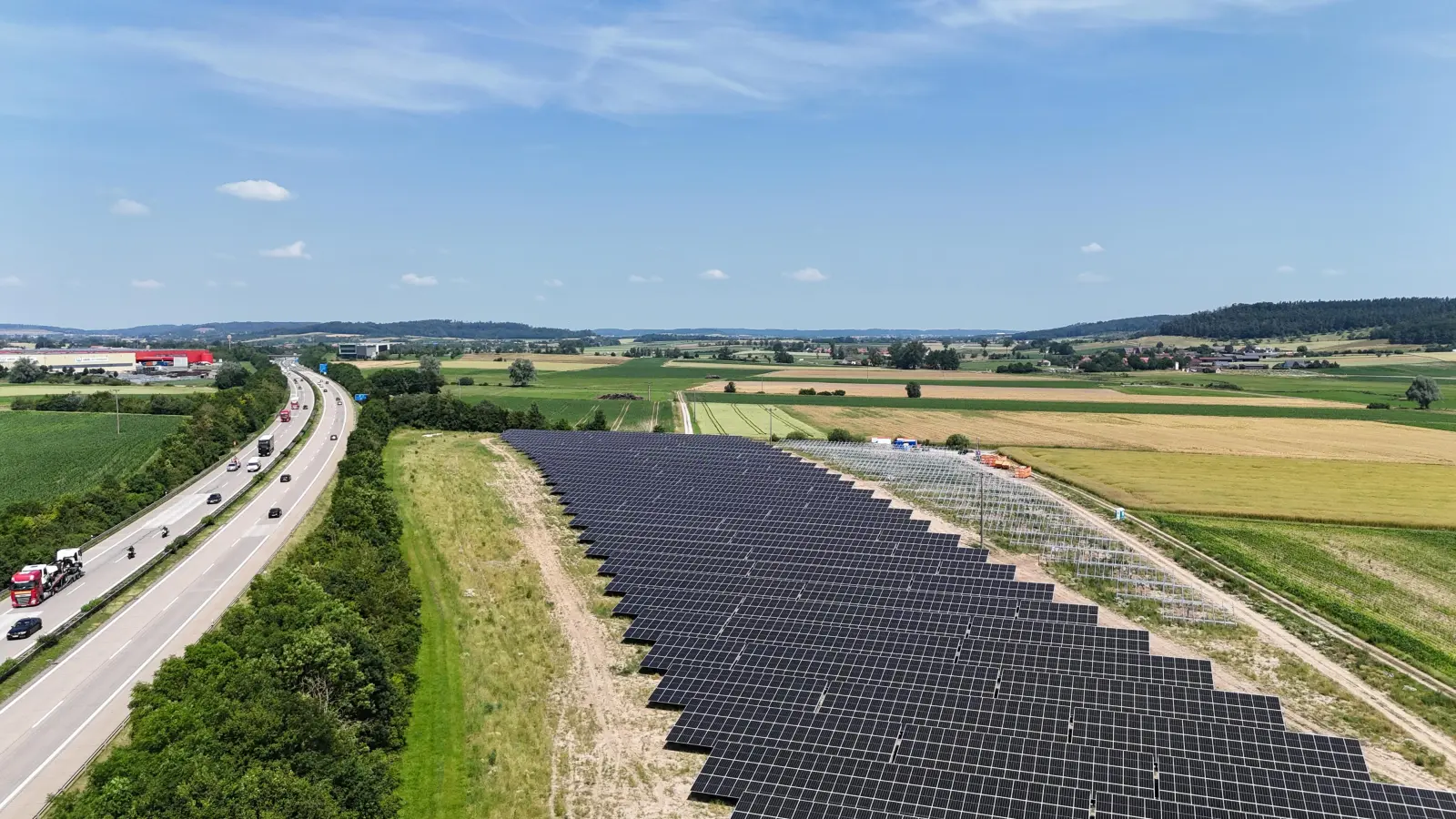 An der A7 bei Feuchtwangens Stadtteil Mosbach realisiert die Anumar GmbH auf einer Fläche von insgesamt 4,7 Hektar einen Solarpark. Das Foto entstand im vergangenen Jahr, als die Module installiert wurden. Inzwischen ist die Anlage fertigstellt. Die Inbetriebnahme ist für das Frühjahr vorgesehen. (Foto: Anumar GmbH)