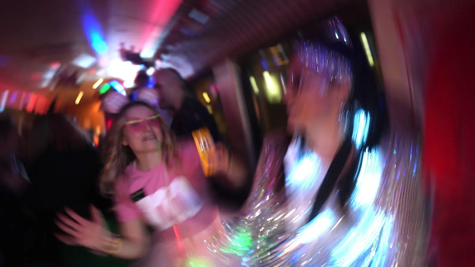 Am Wochenende tanzten und feierten viele Leute zu Karnevalsmusik. (Foto: Marcus Brandt/dpa)