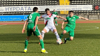 Die Ansbacher Tobias Dietrich (links) und Ben Müller (rechts) stellen sich dem Augsburger Thomas Kastanaras entgegen. (Foto: Denise Kapp/SpVgg Ansbach)