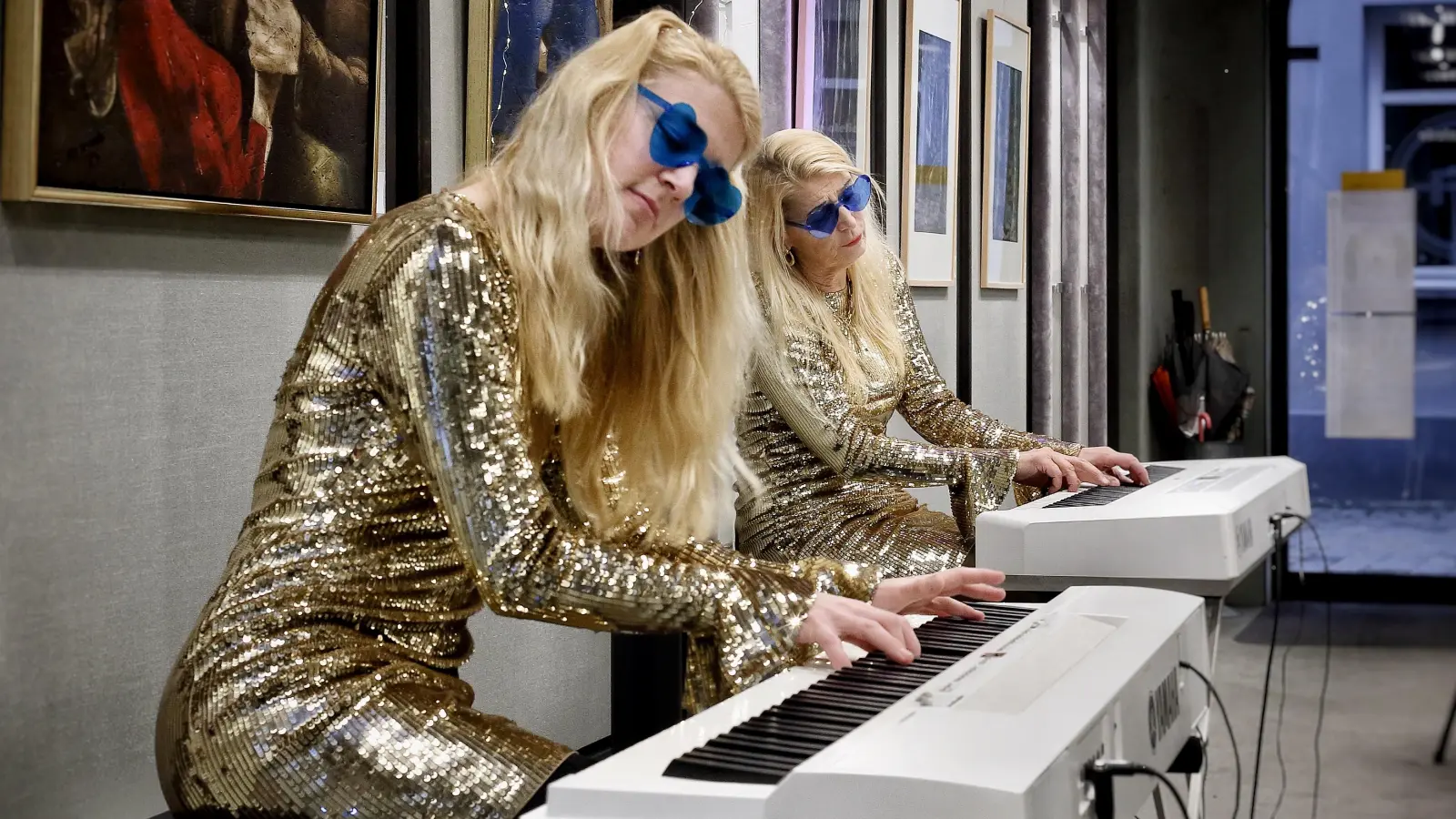 Des Stücks wegen mit Herzbrillen: Victoria Pohl (links) und Hildegard Pohl improvisieren über „Isn't She Lovely” von Stevie Wonder. (Foto: Thomas Wirth)