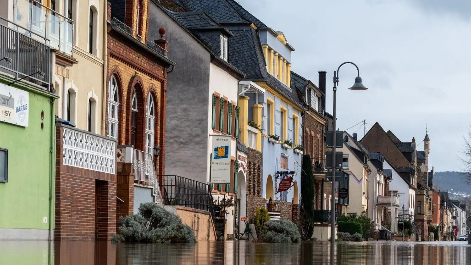 Wenn das Wasser wieder steigt, räumt man den Keller besser frühzeitig leer. (Foto: Harald Tittel/dpa/dpa-tmn)