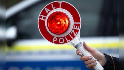 Der Autofahrer missachtet die Anhaltesignale der Polizei und rast mit hoher Geschwindigkeit davon. (Symbolbild) (Foto: Soeren Stache/dpa)
