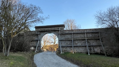 Die Mauer des Trautskirchener Schlosses ist seit längerem instabil und litt besonders unter den Regenmassen im Juli 2021. Nun soll sie saniert werden. (Foto: Yvonne Neckermann)