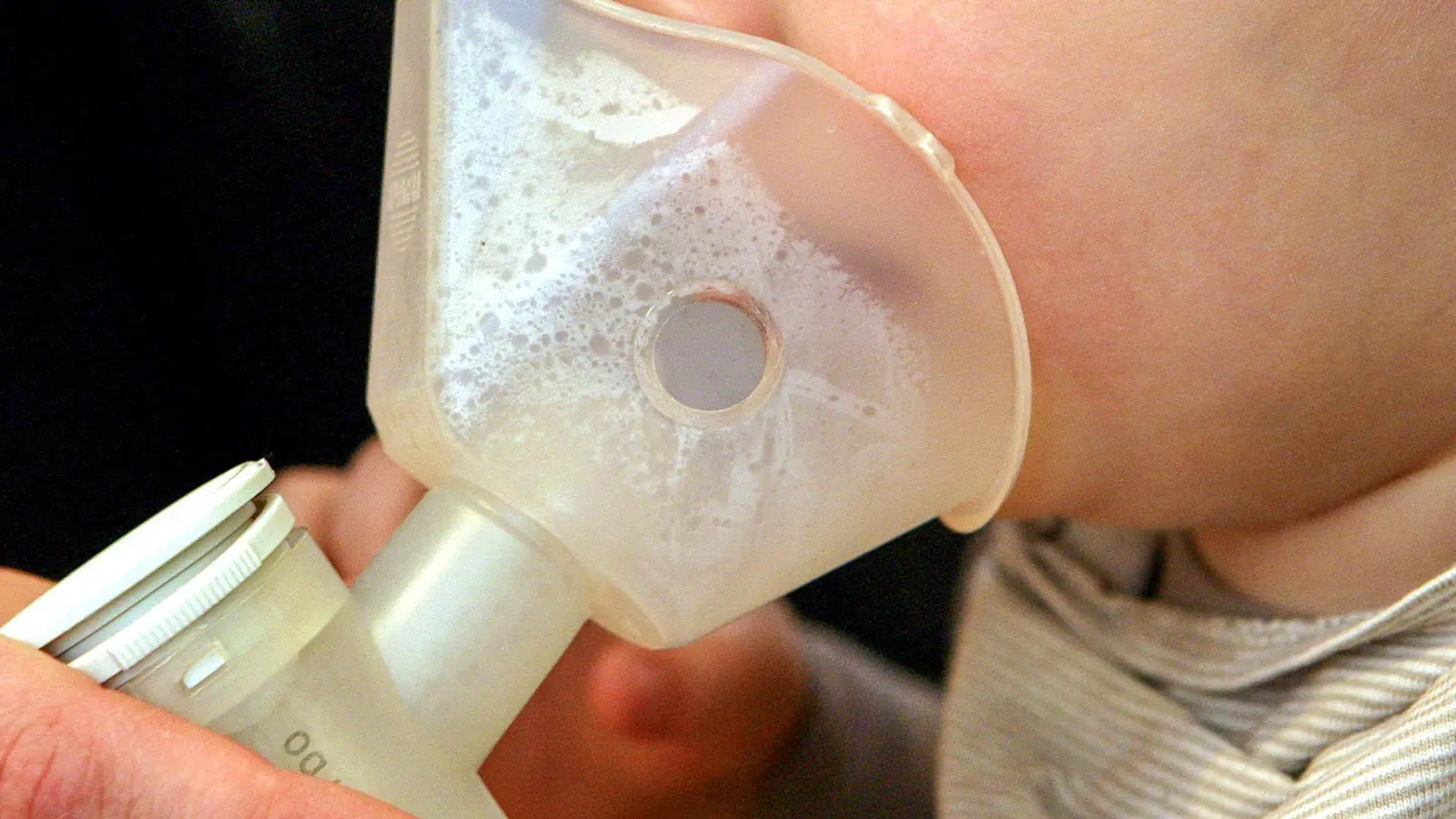 Inhalationsgeräte sind für Kinder wie für Erwachsene gleichermaßen gemacht. Babys brauchen allerdings mitunter eine spezielle Babymaske.  (Foto: Patrick Pleul/dpa/dpa-tmn)