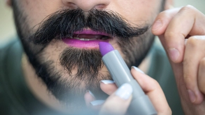 Lippenstift und Bart passen aus Sicht von Visagist Rene Koch gut zusammen. (Foto: Hannes P. Albert/dpa)