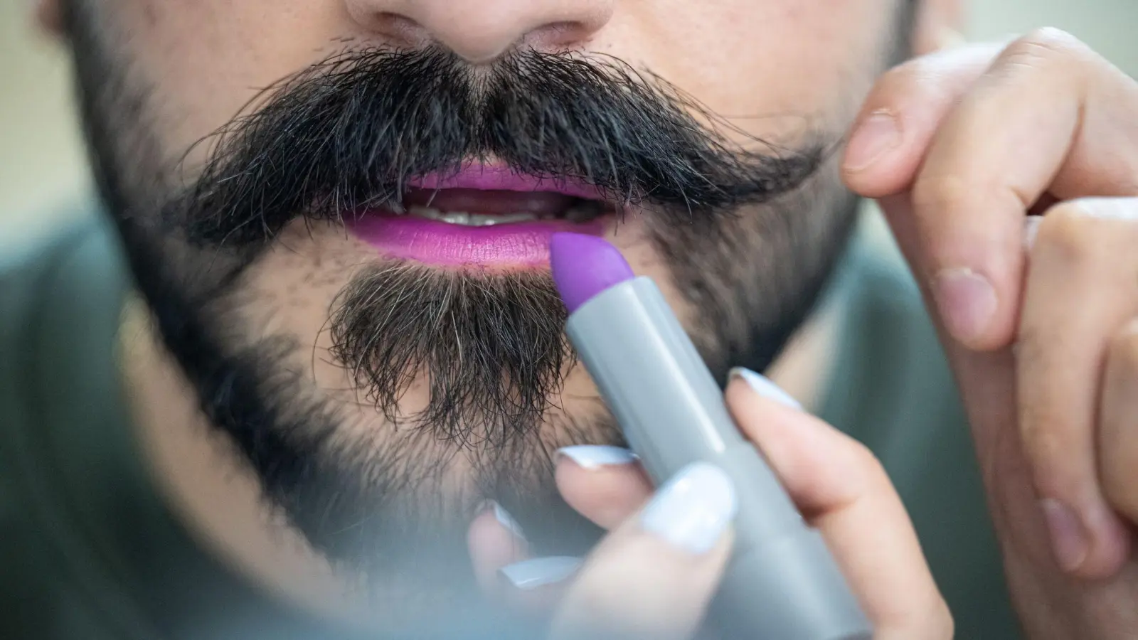 Lippenstift und Bart passen aus Sicht von Visagist Rene Koch gut zusammen. (Foto: Hannes P. Albert/dpa)