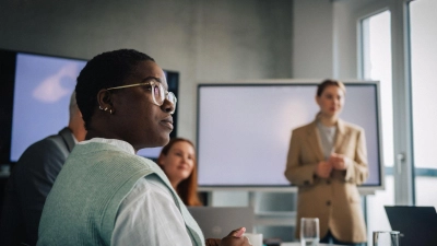 Kurze Schockstarre: Ein emotionaler Ausbruch im Teammeeting löst oft Unbehagen bei den Beteiligten aus. (Foto: Zacharie Scheurer/dpa-tmn)