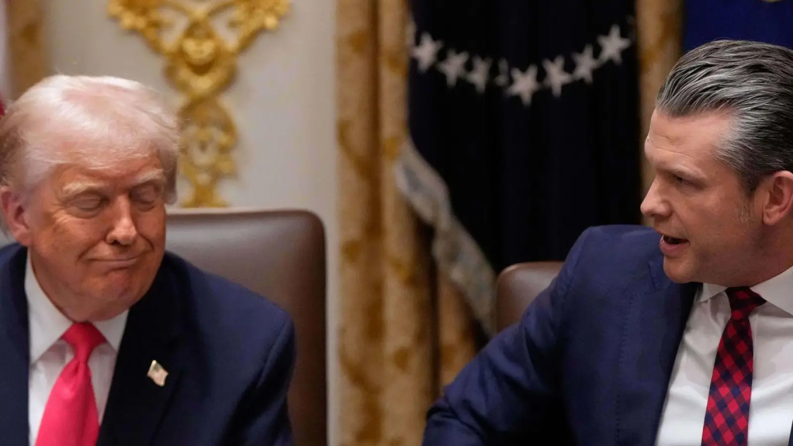 Wird Pentagon-Chef Hegseth zunehmend zur innenpolitischen Belastung für Präsident Trump? (Archivbild) (Foto: Julia Demaree Nikhinson/AP/dpa)