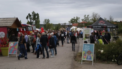 Beim Baustellenfest der Landesgartenschau nutzen Interessierte die Chance, einen Blick auf das Gelände zu werfen. (Foto: Alexander Rausch)
