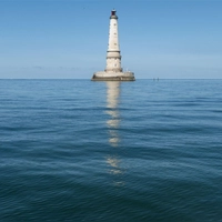 Sieben Kilometer vor der Küste liegt der Leuchtturm von Cordouan. (Foto: Andreas Drouve/dpa-tmn)