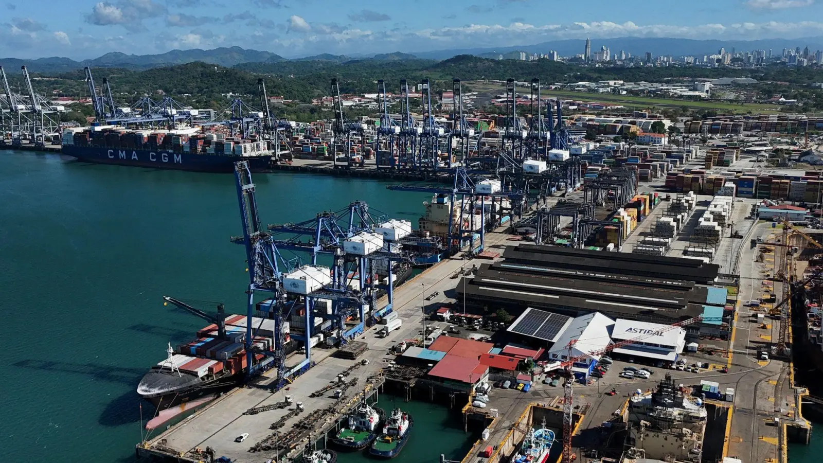 Panamas Verfassungsgericht hat die Verträge eines Hongkonger Konzerns für den Betrieb zweier am Panamakanal annulliert. Daran übt China deutliche Kritik. (Archivbild)  (Foto: Matias Delacroix/AP/dpa)