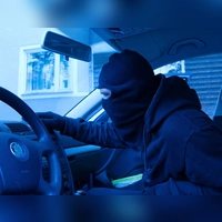 Profi am Werk: So deutlich dürfte man es in der Regel nicht mitbekommen, wenn jemand ein Auto klaut. Doch Ehrlichkeit wird auch vom geschädigten Besitzer erwartet. (Foto: picture alliance / dpa-tmn)