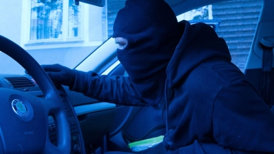 Profi am Werk: So deutlich dürfte man es in der Regel nicht mitbekommen, wenn jemand ein Auto klaut. Doch Ehrlichkeit wird auch vom geschädigten Besitzer erwartet. (Foto: picture alliance / dpa-tmn)