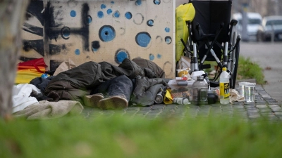 Eine Person liegt in der Innenstadt unter einem Schlafsack. Die Zahl der Wohnungslosen in Deutschland ist neuen Berechnungen zufolge im vergangenen Jahr deutlich gestiegen. (Foto: Marijan Murat/dpa)