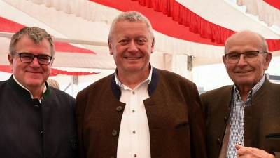 Wilhermsdorfs Bürgermeister Uwe Emmert mit seinen Amtsvorgängern Harry Scheuenstuhl und Helmut Zollhöfer. (Foto: Gudrun Schwarz-Köhler)
