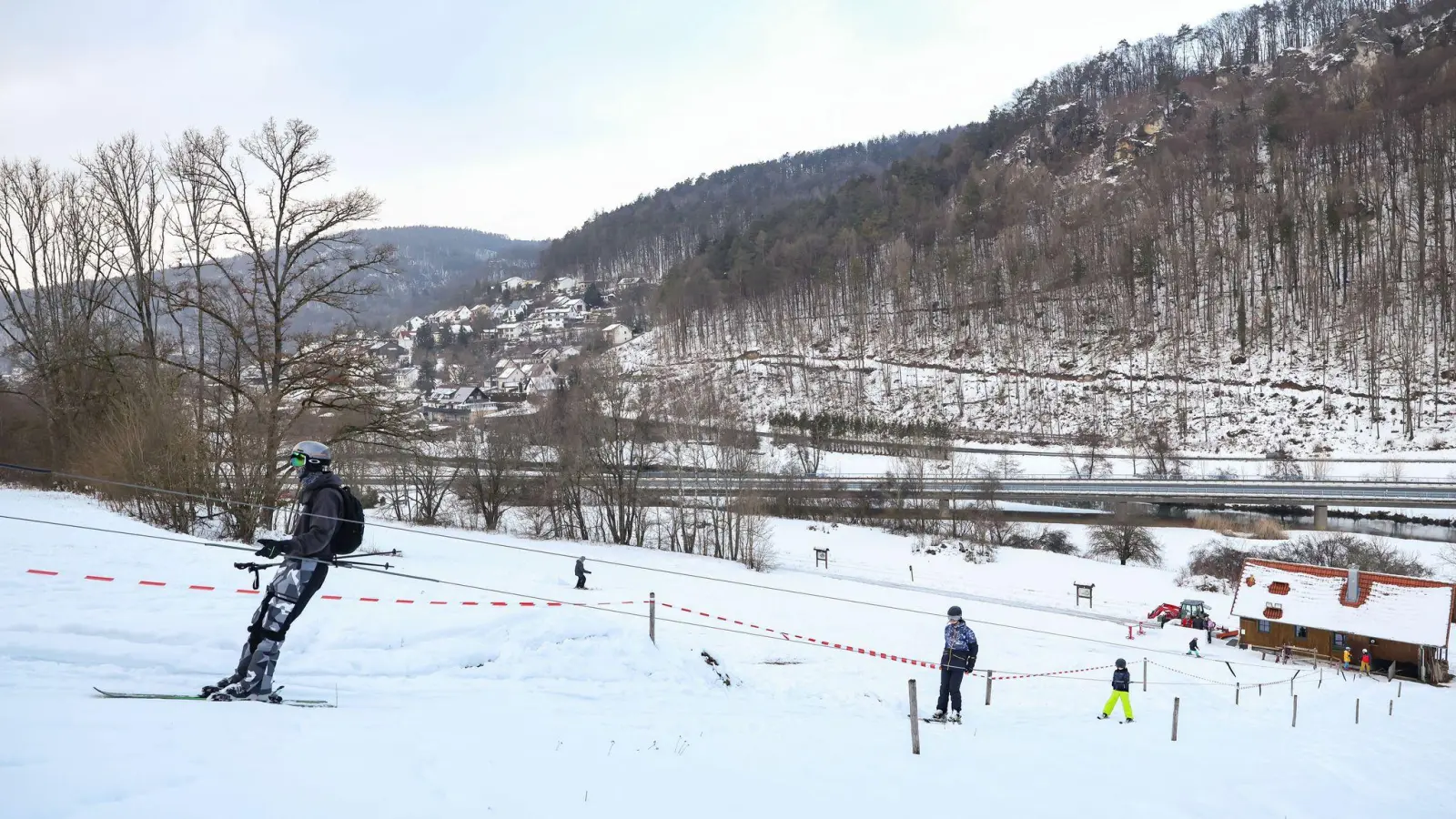 Der Lift in Wiesenttal im Landkreis Forchheim kann nun in diesem Jahr wieder laufen. (Foto: Daniel Löb/dpa)