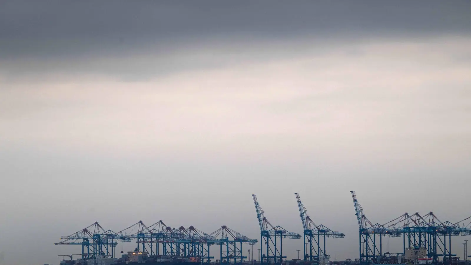 Schiffe liegen am Container-Terminal Bremerhaven. Das Stimmungsbarometer des Mannheimer Forschungsinstituts ZEW ist erneut gefallen. (Foto: Sina Schuldt/dpa)