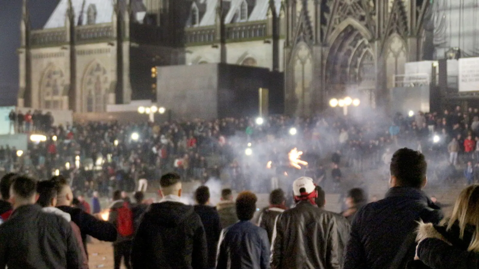 Junge Männer auf dem Platz vor dem Dom und keine Polizei weit und breit - so blieb die Kölner Silvesternacht visuell in Erinnerung. Viele Frauen wurden in der Nacht Opfer sexueller Übergriffe. (Archivbild) (Foto: picture alliance / Markus Boehm/dpa)