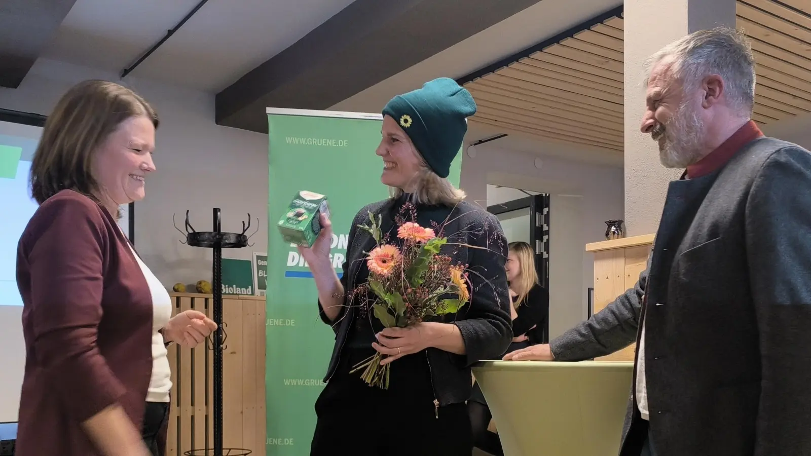 Die Sprecherin des Grünen-Kreisverbands Franziska Wurzinger (links) gratulierte Sophia Göppel-Kraft (Mitte) gemeinsam mit dem Kreistags-Fraktionsvorsitzenden Harald Domscheit (rechts) zur Nominierung als Landratskandidatin. Für den winterlichen Wahlkampf wurde die Kandidatin unter anderem mit einer passenden Mütze als Geschenk ausgestattet. (Foto: Thomas Schaller)