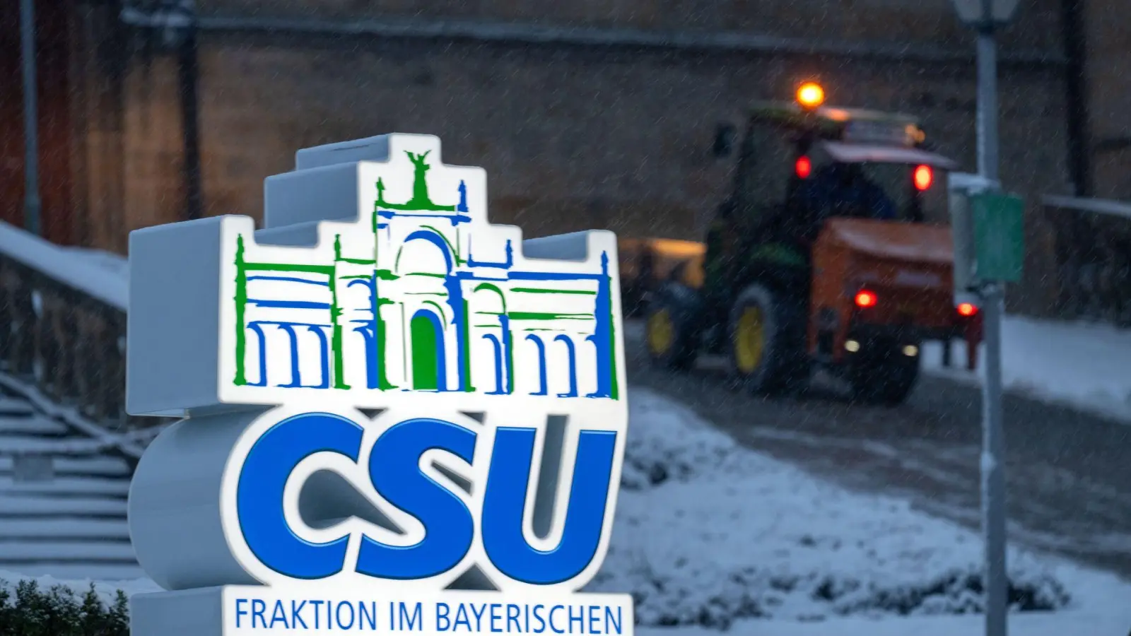 Zum Abschluss der CSU-Klausur stellen sich drei Unions-Fraktionschefs klar gegen die AfD. (Foto: Pia Bayer/dpa)