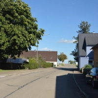 Am östlichen Ortsausgang von Lentersheim in Richtung Unterschwaningen werden zur Kosteneinsparung drei Solarlampen als Straßenbeleuchtung installiert. (Foto: Peter Tippl)