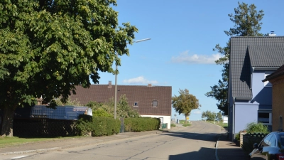 Am östlichen Ortsausgang von Lentersheim in Richtung Unterschwaningen werden zur Kosteneinsparung drei Solarlampen als Straßenbeleuchtung installiert. (Foto: Peter Tippl)