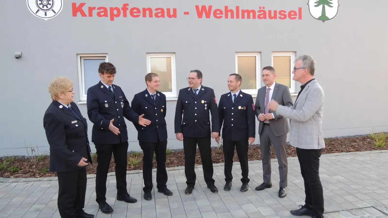 Im Gespräch vor dem neuen Gerätehaus in Krapfenau (von links): Die Frauenbeauftragte der Feuerwehren im Landkreis, Kreisbrandmeisterin Carola Güntner-Hoppe, der für Feuchtwangen zuständige Kreisbrandmeister Jürgen Wiegner, Feuerwehrvereinsvorsitzender Daniel Beck, die Kommandanten Andreas Däubler (Krapfenau) und Alexander Mögel (Wehlmäusel) sowie Landrat Dr. Jürgen Ludwig und Bürgermeister Patrick Ruh. (Foto: Peter Zumach)