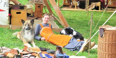 Diese drei beobachten aufmerksam das Geschehen auf dem Mittelaltermarkt in Feuchtwangen 2024. (Foto: Alexander Schäffer)