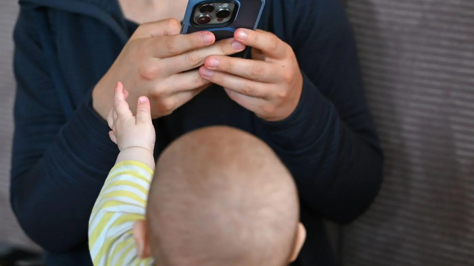 Bildschirme ziehen auch Babys oft magisch an - aber die Familienministerin warnt. (Symbolbild) (Foto: Elisa Schu/dpa)