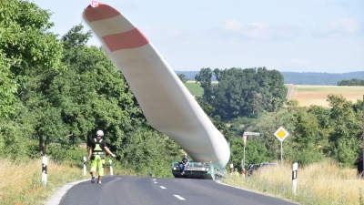 Für den Ausbau der Windkraft braucht es nicht nur einigen technischen Aufwand (wie hier bei einem Rotorblatt-Transport bei Burghaslach), sondern nach wie vor einiger Bürokratie, die man aus Sicht vieler Bürgermeister durchaus vereinfachen könnte. (Archivfoto: Andreas Reum)