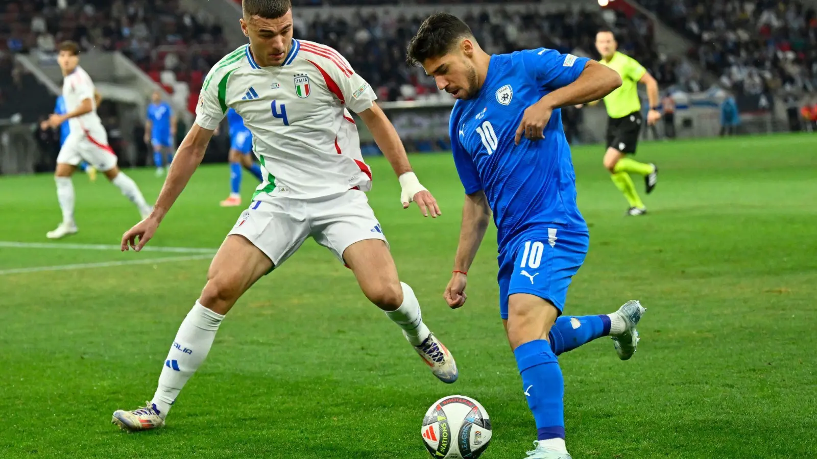 Israels Fußballer um Manor Solomon (r) sollen nach dem Willen von UN-Experten von internationalen Turnieren ausgeschlossen werden. (Foto: Denes Erdos/AP/dpa)