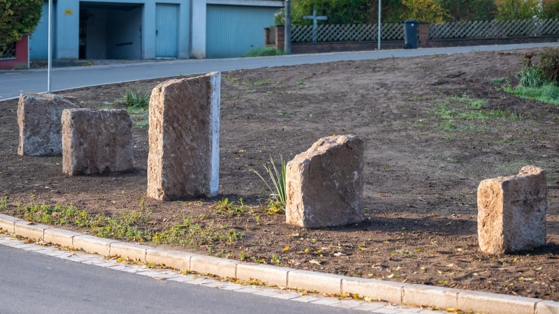 Diese fünf Steine waren den Arbeiten an der Bahnhofstraße gefunden wurden. Sie hatten früher einmal einen alten Kanal abgedeckt. (Foto: Mirko Fryska)