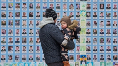 Die Ukraine hat viele Tote zu beklagen und wartet sehnlich auf Frieden.  (Foto: Efrem Lukatsky/AP/dpa)