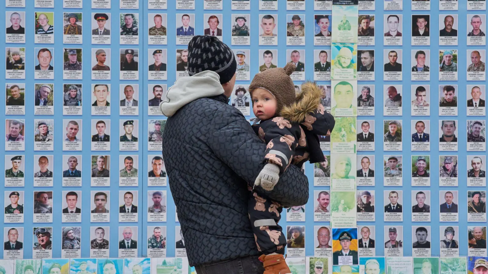 Die Ukraine hat viele Tote zu beklagen und wartet sehnlich auf Frieden.  (Foto: Efrem Lukatsky/AP/dpa)