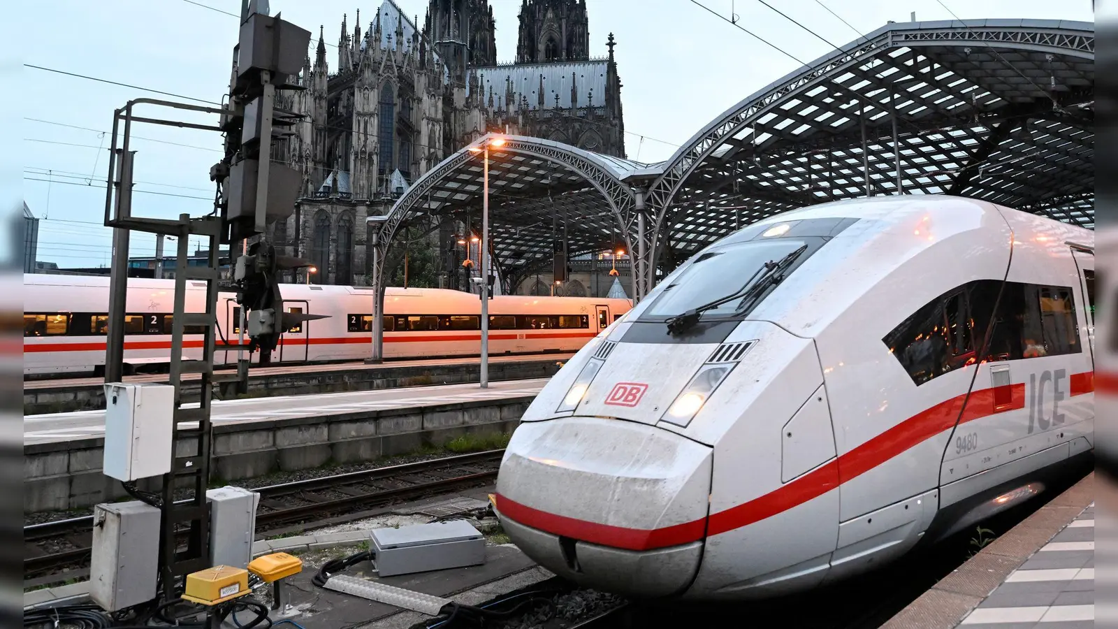 Die Bahn hält an ihrem Pünktlichkeitsziel von mindestens 60 Prozent im Fernverkehr im Gesamtjahr fest. (Archivbild) (Foto: Roberto Pfeil/dpa)