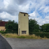 Der bestehende Trafoturm soll abgebaut werden. Die benötigte Trafostation soll zukünftig in die Ortsmitte von Untergailnau verlegt werden. Hier müsste das bisherige Waaghaus abgerissen werden. (Foto: Gemeinde Wettringen)