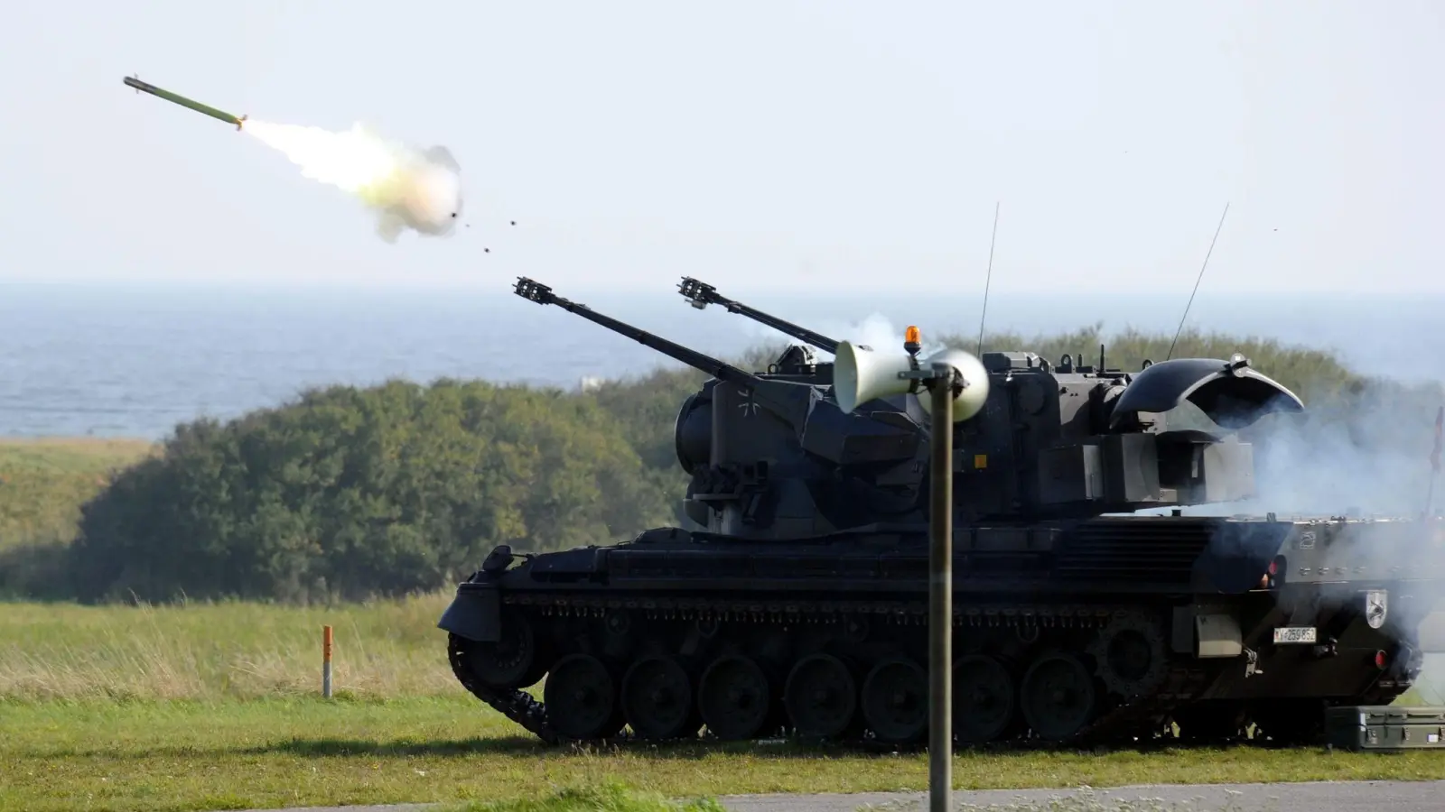 Ein Flugabwehrpanzer vom Typ "Gepard 1A2" feuert auf dem Schießplatz im schleswig-holsteinischen Todendorf eine Stinger-Flugabwehrrakete ab. (Foto: Carsten Rehder/dpa)