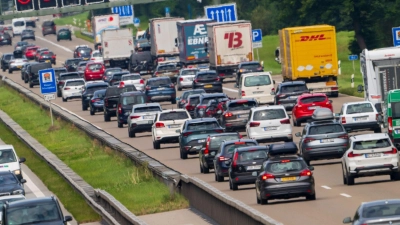 Vor allem auf der Autobahn 8 wird es am Wochenende zäh. Der ADAD erwartet dort besonders viel Verkehr. (Foto: Peter Kneffel/dpa)