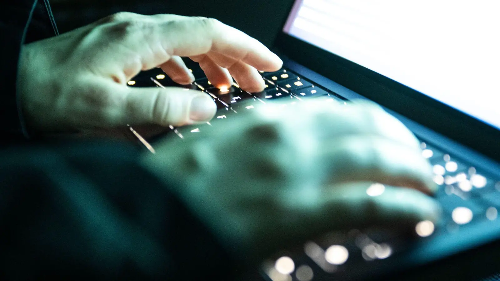 Ein Datenleck bei Autohaus-Software könnte zu täuschend echten Betrugsversuchen führen. (Symbolbild) (Foto: Philip Dulian/dpa)