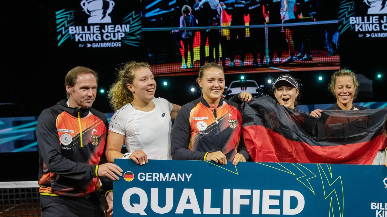 Kapitän Rainer Schüttler (l-r), Anna-Lena Friedsam, Jule Niemeier, Eva Lys und Laura Siegemund freuen sich über den Einzug in die Finalrunde. (Foto: Christoph Schmidt/dpa)