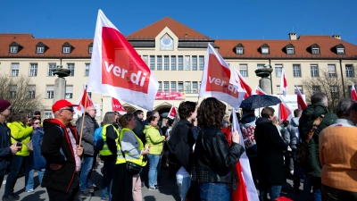 Mehrere Tausend Mitarbeiter des öffentlichen Dienstes haben an Warnstreiks in Bayern teilgenommen.  (Foto: Sven Hoppe/dpa)