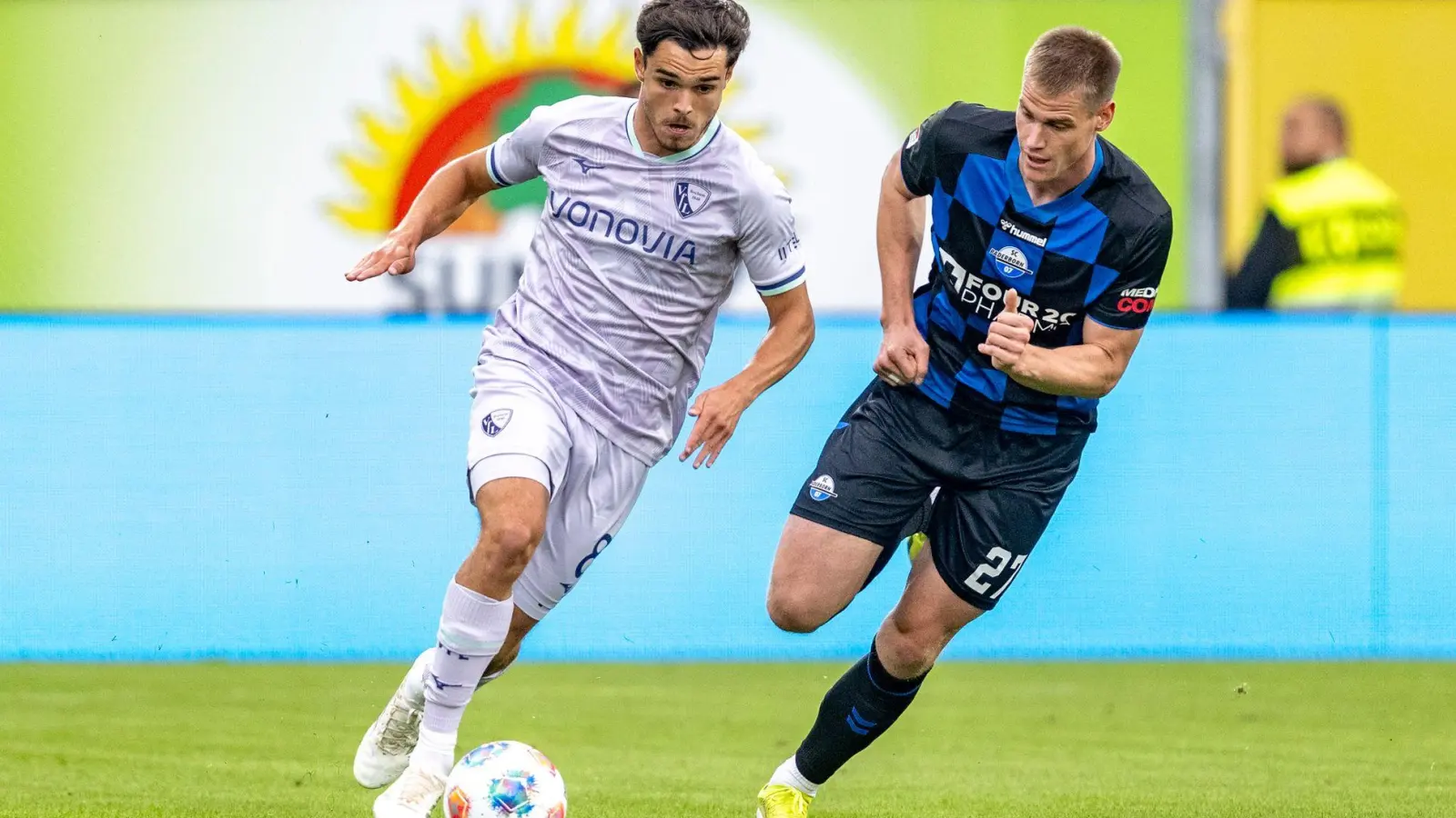 Der junge Kjell Wätjen (li) im Duell mit Routinier Steffen TIgges. (Foto: David Inderlied/dpa)