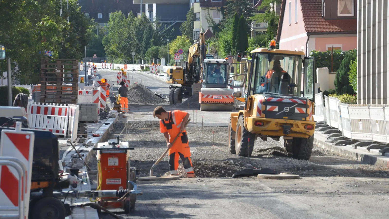 Kurz nach dem Plärrer wurde gestern schon an den neuen Tragschichten für die Ansbacher Straße gewerkelt, ab dem heutigen Dienstag wird dann einige Tage lang auf ganzer Baustellenlänge asphaltiert. (Foto: Patrick Lauer)