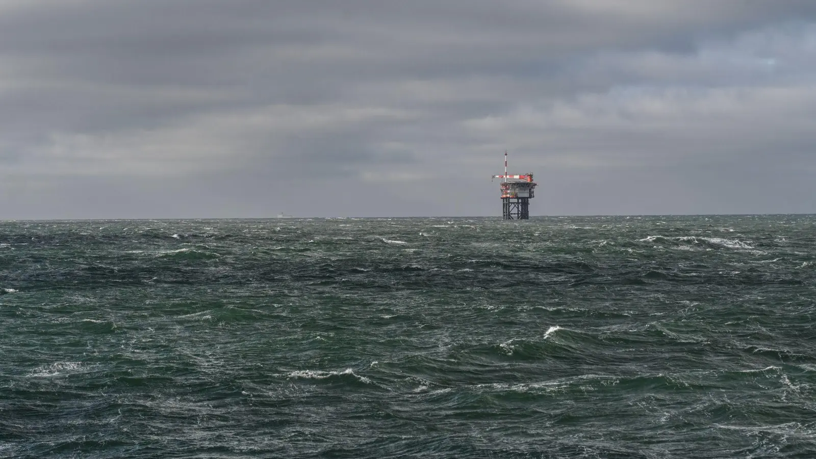 Das Bundesamt für Seeschifffahrt und Hydrographie (BSH) verzeichnete im Frühjahr außergewöhnlich hohe Wassertemperaturen in Nordsee und Ostsee (Archivbild). (Foto: Lars Penning/dpa)