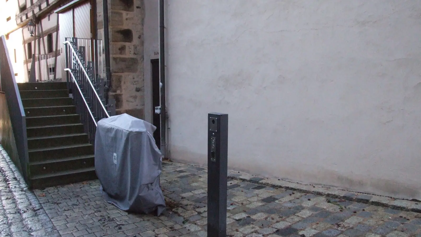 Über einen Treppenplattformlift ist Feuchtwangens Stadthalle seit vergangenem Jahr barrierefrei zugänglich. Echte Barrierefreiheit wäre allerdings erst dann erreicht, wenn es auf Saalebene eine Toilette geben würde. (Foto: Jasmin Kiendl)