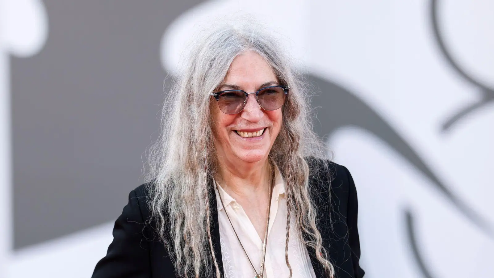 Patti Smith beruhigte auf Instagram ihre Fans. (Archivbild) (Foto: Vianney Le Caer/Invision/AP/dpa)