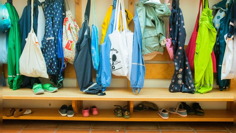 Wenn Eltern künftig bis zu 100 Euro mehr pro Monat für die Betreuung ihrer Kita-Kinder zahlen müssen – bleiben dann womöglich viele Garderobenhaken leer?  (Symbolbild: Evi Lemberger)