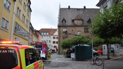 Im Korb der Drehleiter wurden die Feuerwehrleute zu den oberen Stockwerken gehievt. (Foto: Florian Schwab)